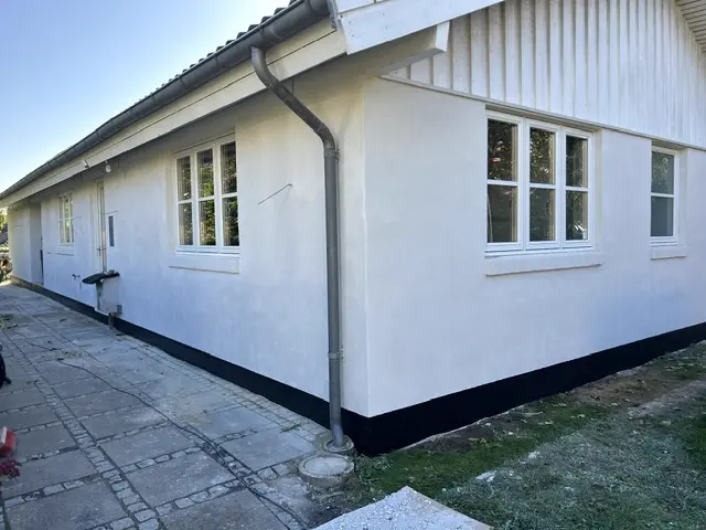 Lang bungalow med færdig hvid netpuds-renovering