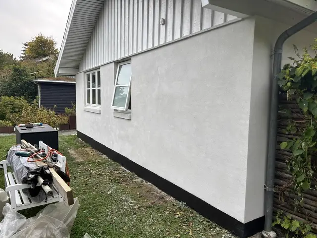 Igangværende facaderenovering — Kristoffer og holdet ved arbejdet